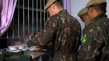 Durante a distribuição, termometros registravam 17 graus 2 - Na noite fria, soldados alimentam população de rua em São Vicente Militares distribuindo sopa em noite fria. São Vicente - Imagem: Divulgação / Prefeitura de São Vicente