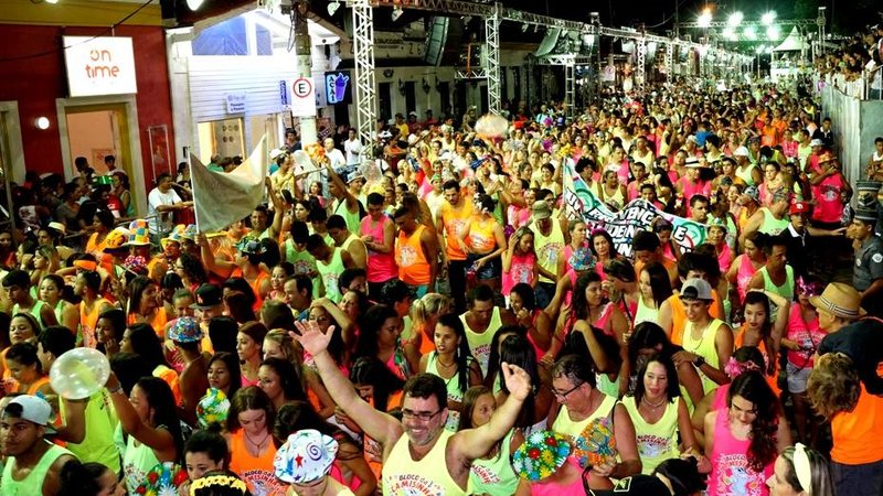 Programação do evento terá a apresentação de marchinhas de carnaval, desfile dos blocos carnavalescos oficiais de Ilhabela, desfile das escolas de samba, bailes de rua e o tradicional Banho da Dorotéia Ilhabela (SP) terá Carnaval neste final de semana desf - Foto: Prefeitura de Ilhabela