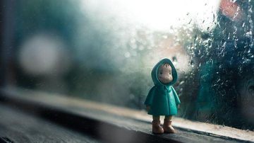 Mês que marca a chegada do inverno deve começar molhado no litoral de São Paulo Junho deve começar chuvoso no litoral paulista Bonequinho em soleira de janela com chuva lá fora - Rhendi Rukmana/Unsplash