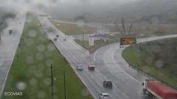 Atenção: Visibilidade no SAI é parcial Confira as condições do Sistema Anchieta-Imigrantes neste sábado (4) Km 40 da rodovia dos Imigrantes - Interligação Planalto - com chuva - Ecovias