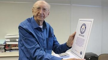 Idoso feliz com seu certificado do Guinness Book em mãos Walter Orthmann Idoso de cabelo branco com um certificado do livro dos recordes em mãos - Divulgação