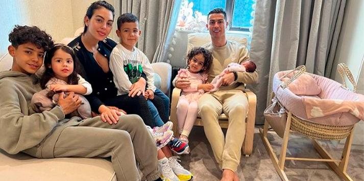 Cristiano Ronaldo em foto com a esposa e os filhos Cristiano Ronaldo Homem com a esposa e cinco crianças na sala de casa - Reprodução/Instagram