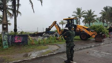 Edifício foi demolido em Itanhaém PM Ambiental autua infratores no litoral de SP Policial atrás de trator em demolição - Imagem: Divulgação / PM Ambiental