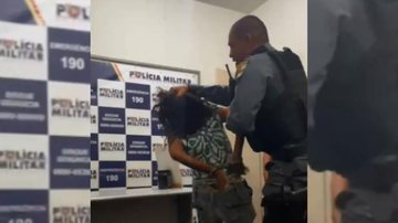 A PM foi chamada pelo marido da mulher que não conseguiu "contê-la" e afirmou que ela estava desesperada Policial orando Policial orando na cabeça da mulher - Divulgação