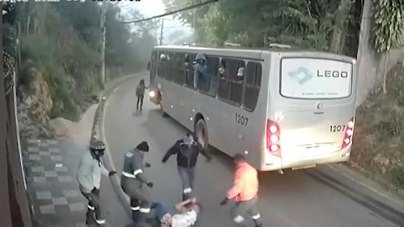 Nas imagens é possível observar o indivíduo puxando a mochila da vítima, que tentou reagir, enfrentando-o. A abordagem se tornou cada vez mais truculenta Trabalhadores saltam de ônibus para impedir assalto truculento; vídeo - Reprodução/Cameras de segurança