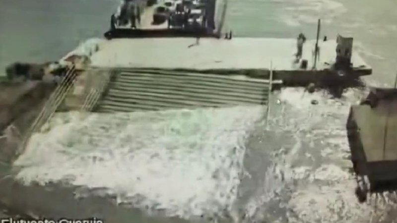 Flutuante tem cerca de 70 de toneladas e caiu no último domingo (12) Flutuante Guarujá Flutuante Guarujá caindo no mar - Reprodução