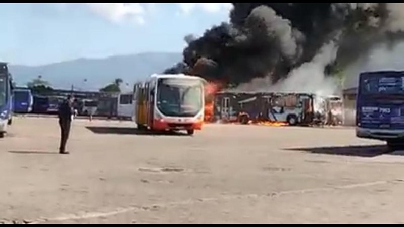 Ônibus em chamas em garagem da Viação Piracicabana, em Praia Grande Ônibus são destruídos por incêndio em garagem no litoral de SP; VÍDEO - Imagem: Reprodução / Moro em São Vicente e Região@Facebook