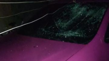 Veículo teve o vidro destruído, após briga de um ex-casal; vereadora não registrou um boletim de ocorrência Veículo com vidro destruído Veículo roxo com vidro destruído - Reprodução