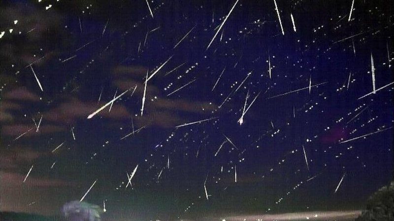 Essa é a primeira grande chuva de meteoros do ano; 300 fragmentos foram encontrados em SC Meteoros Chuva de meteoros no céu - Imagem Ilustrativa