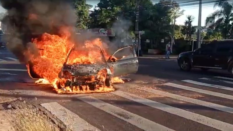 Carro do psicólogo ardendo em chamas Após 105 km de viagem, carro de concurseiro pega fogo a 1 km da prova; VÍDEO Carro sendo destruído por fogo - Imagem: Reprodução