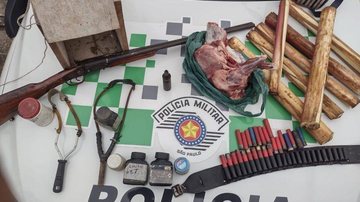 Armas de caça apreendidas pela Polícia Ambiental em Caraguatatuba, SP Polícia Ambiental encontra armas de caça e animal morto congelado em residência, em Caraguá Armas de caça apreendidas pela Polícia Ambiental em Caraguatatuba - Foto: Polícia Ambiental de Caraguatatuba