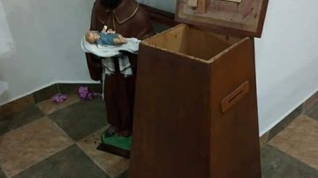 Além de roubar o dinheiro das doações, os criminosos quebraram uma imagem de São Benedito Bandidos roubam dinheiro de doações em igreja de Ilhabela (SP) - Foto: Divulgação