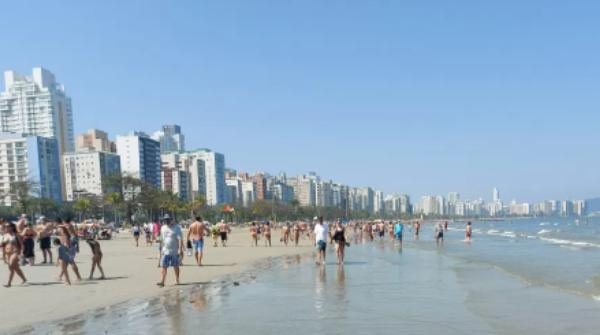 Praia do Embaré, em Santos, litoral de São Paulo Praia de Santos Pessoas em um dia de sol na praia de Santos - Divulgação