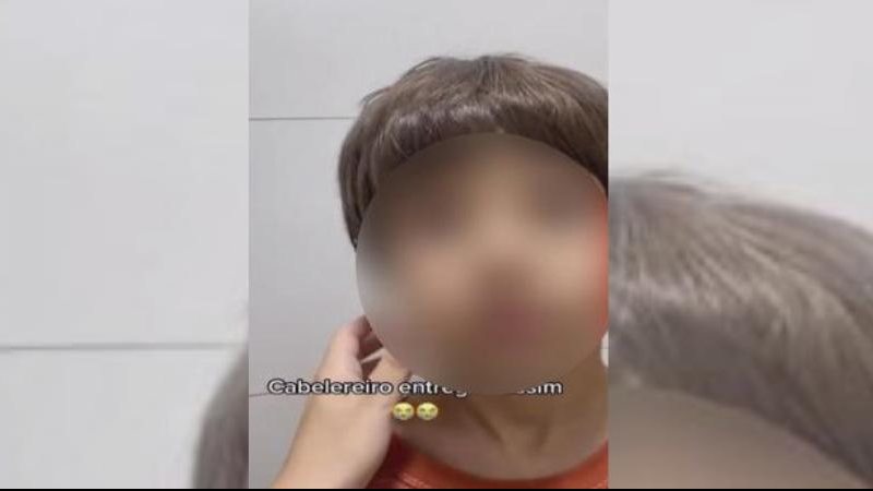 Criança ficou triste com o resultado do corte de cabelo realizado pelo estabelecimento situado em Porto Alegre Corte de cabelo indesejado Menino com corte de cabelo em tigela - cabelo castanho - Reprodução