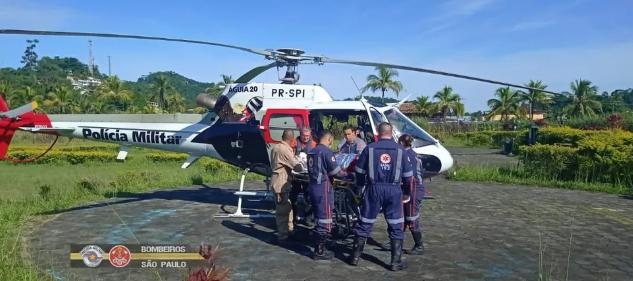 Bombeiros tiveram que imobilizar a vítima e aguardar o amanhecer para acionar o helicóptero Águia para o resgate Com fratura na perna durante trilha, mulher é resgatada pelos bombeiros em Ilhabela (SP) bombeiros e helicóptero águia - Foto: Corpo de Bombeiros/SP