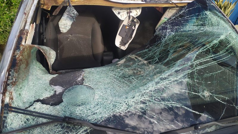 Uso do cinto de segurança auxiliou ao evitar um acidente maior; veículo ficou destruído Carro destruído após o acidente Carro com o vidro quebrado - Arquivo Pessoal