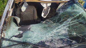 Uso do cinto de segurança auxiliou ao evitar um acidente maior; veículo ficou destruído Carro destruído após o acidente Carro com o vidro quebrado - Arquivo Pessoal