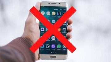 Em caso de descumprimento, os mesários poderão acionar o juiz responsável pela zona eleitoral, podendo a polícia militar ser solicitada TSE determina: Nada de celular na hora do voto Pessoa segurando o smartphone e um grande "x" vermelho em frente da image - Montagem/Pixabay