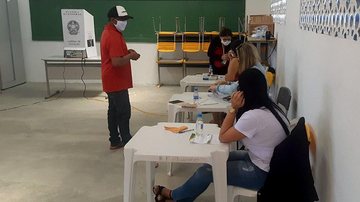 Cidade da Baixada Santista registrou 57.843 abstenções Saiba quantos eleitores compareceram às urnas em São Vicente no 1º turno Pessoas em seção eleitoral - Thomaz Silva/Agência Brasil/Agência Senado