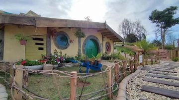 Casa foi um meio encontrado por eles para retorno financeiro desde abril deste ano Casa de Hobbit Parte externa de uma casa inspirada no filme 'O Hobbit' - Divulgação