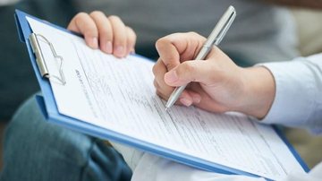 Mais criteriosas que enquetes e sondagens, pesquisas eleitorais devem seguir critérios rígidos e legislação específica Fiscalização de pesquisas eleitorais não é atribuição da Justiça Eleitoral, diz TSE Mão branca preenchendo questionário - Imagem ilustrativa: Reprodução / TRE-SC