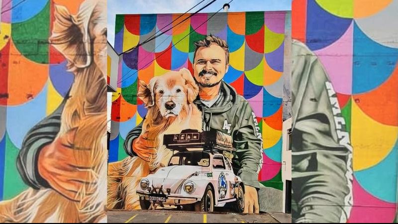 Os dois faleceram em um acidente de carro em Portland (Estados Unidos) Mural em homenagem ao Jesse Mural com Jesse e cachorro pintados - Reprodução/Instagram