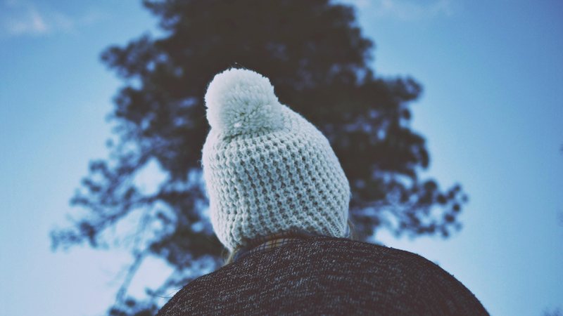 Frio castigou a capital mineira na última madrugada Belo Horizonte registra sensação térmica de -8,3 graus na madrugada desta segunda (22) Pessoa agasalhada, com gorro, de costas, com árvore ao fundo da imagem - Imagem ilustrativa/Unsplash