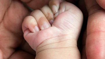 Bebê de dois anos estava no colo da mãe quando o padrasto lhe pegou e arremessou Mão de um bebê Mão um bebê fechada - Imagem Ilustrativa