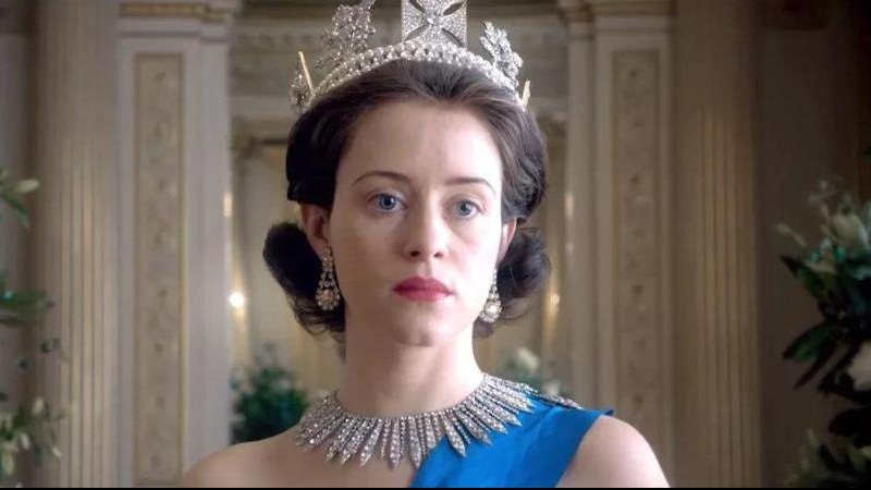 Atriz Claire Foy caracterizada como Elizabeth II, na primeira temporada de "The Crown" Audiência de série da Netflix sobre a vida de Elizabeth II sobe 800% - Divulgação