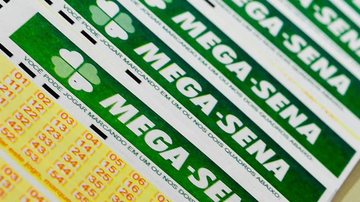 Os números sorteados neste sábado (17) foram: 23, 28, 33, 38, 55, 59 Mega-Sena acumula de novo e próximo sorteio deve pagar prêmio de R$ 150 milhões Volantes da Mega-Sena - Reprodução/Agência Brasil/Marcello Casal Jr