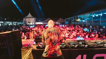 Planet Music está confirmado Bertioga anuncia festival de música eletrônica Artista em cima do palco em um show realizado em Bertioga - Divulgação/Prefeitura de Bertioga