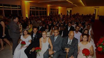 Cerimônia de casamento comunitário realizada em Santos Santos anuncia abertura de inscrições para casamento comunitário Vários casais em cerimônia de casamento comunitário - Imagem: Arquivo / divulgação / Raimundo Rosa / Prefeitura de Santos