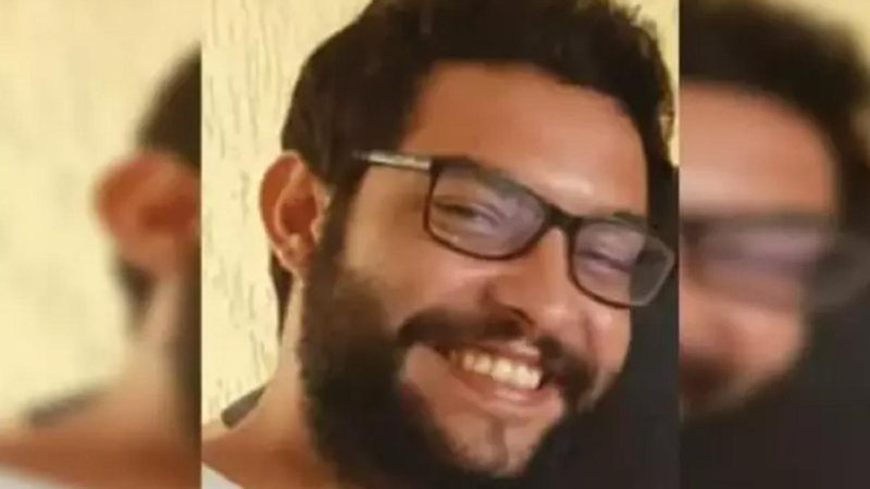 Victor Stephen Coelho, de 27 anos, foi morto no último sábado no Centro do Rio de Janeiro Victor Stephen Coelho Jovem de barba e cabelo preto, óculos preto e sorrindo para a foto - Reprodução