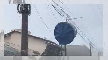 Ventos do ciclone levaram caixa d'água até rede elétrica VÍDEO: Caixa d’água fica presa em rede elétrica após passagem de ciclone em SC Caixa d'água presa em rede elétrica em Santa Catarina - Reprodução/Internet