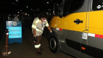 Santos tem mais de 200 profissionais com registro de transporte escolar Santos: Veículos de transporte escolar devem passar por vistoria obrigatória Inspeção de veículo de transporte escolar - Imagem: Divulgação / Prefeitura de Santos