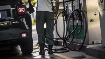 Segundo pesquisa, preço da gasolina comum em Santos só fica abaixo do da Capital e duas cidades Posto de gasolina Homem colocando gasolina no carro - Divulgação