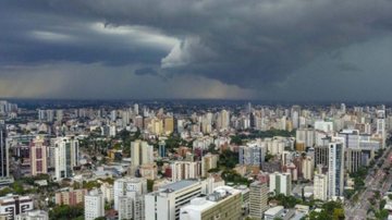 Temperatura deve subir no fim de semana com máximas que não passam de 22º ou 23º C por todo estado Ciclone no Paraná Ciclone e vento forte em tempo nublado no Paraná - Divulgação
