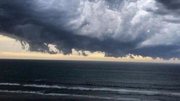 Defesa Civil de SP reforça alerta para ventos fortes no litoral paulista  Nuvens de tempestade carregadas sobre o mar no litoral paulista - Reprodução/Praia Grande Mil Grau