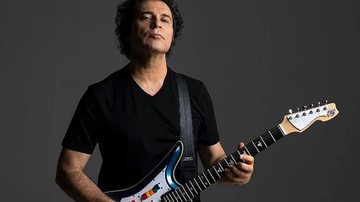 Cantor fará dois shows em Santos, sendo um gratuito e um no Jantar da Solidariedade Frejat Homem com cabelo preto, cara de sério e guitarra na mão - Divulgação