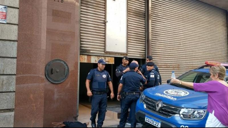 Câmeras de monitoramento flagrou o momento em que o homem entrou pela parte dos fundos do prédio e furtou os objetos avaliados em R$150,00 Furto em Santos - Divulgação PMS
