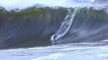 Ondas de até cinco metros já foram registradas na Laje da Besta, na Baía de Guanabara Defesa Civil de SP reforça alerta para ventos fortes no litoral paulista Surfista pegando grande onda formada na Baía de Guanabara - Reprodução/Renan Vignoli/Climatempo