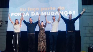 Oficialização da pré-candidatura a deputado federal em Mogi Mirim Vinicius Marchese grupo de políticos de braços dados levantando os braços - Divulgação