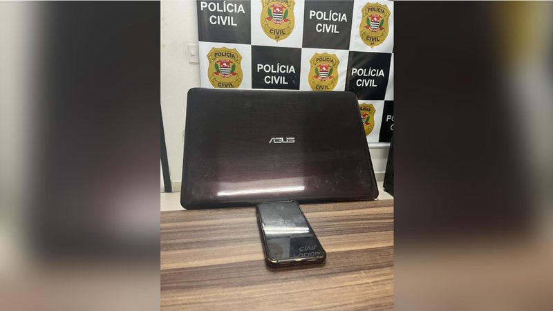 Computador e celular apreendidos pela Polícia Civil de Ilhabela Polícia Civil de Ilhabela apreende celular e computador com conteúdo de pornografia infantil - Foto: Polícia Civil de Ilhabela