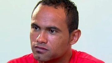 Em março de 2013, Bruno foi condenado por homicídio triplamente qualificado, sequestro e cárcere privado de Eliza Samúdio Goleiro Bruno Homem calvo, com camiseta vermelha e desviando o olhar da câmera - Divulgação