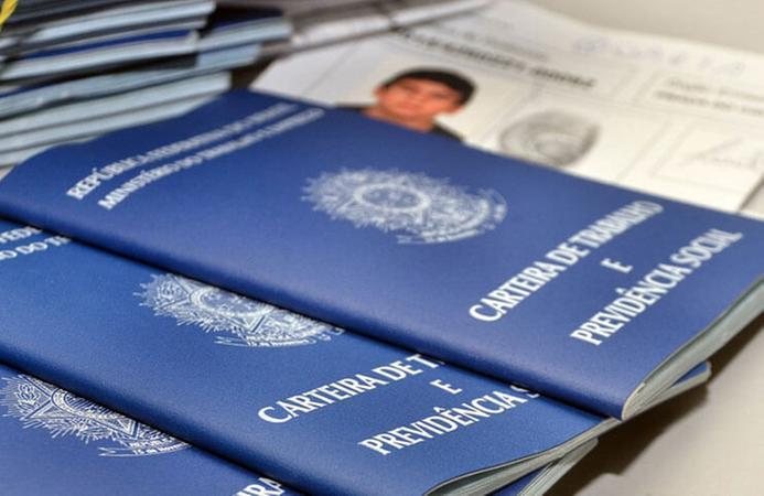 É necessário que o candidato leve RG, CPF, carteira de trabalho e comprovante de residência PAT de São Vicente está com 231 oportunidades de emprego disponíveis Carteiras de Trabalho - Reprodução/Internet