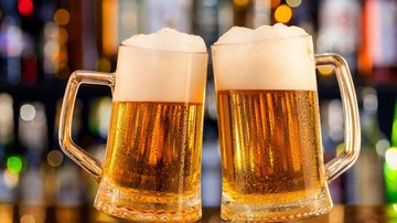 Os efeitos do álcool podem prejudicar o eleitor na hora de escolher os candidatos Lei seca eleitoral: pode ou não beber na eleição? Duas canecas de chopp - Reprodução