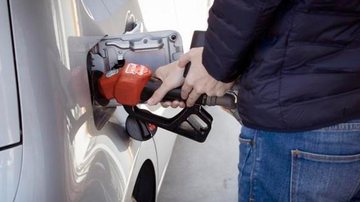 Preço médio do litro da gasolina ficou em R$ 6 em Ubatuba no último levantamento da ANP Litro da gasolina já é encontrado abaixo dos R$ 6 em Ubatuba. Veja os postos mais baratos da cidade Homem abastecendo automóvel - Unsplash