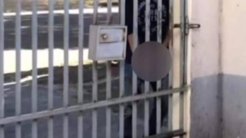 Homem chegou a ejacular antes de sair da frente do portão Homem se masturbando Homem na frente de um portão se masturbando (com um tampão nas partes íntimas) - Reprodução