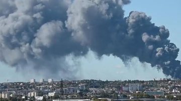 Fogo atinge uma área de 7 mil metros quadrados em Paris Incêndio em Paris - Reprodução twitter