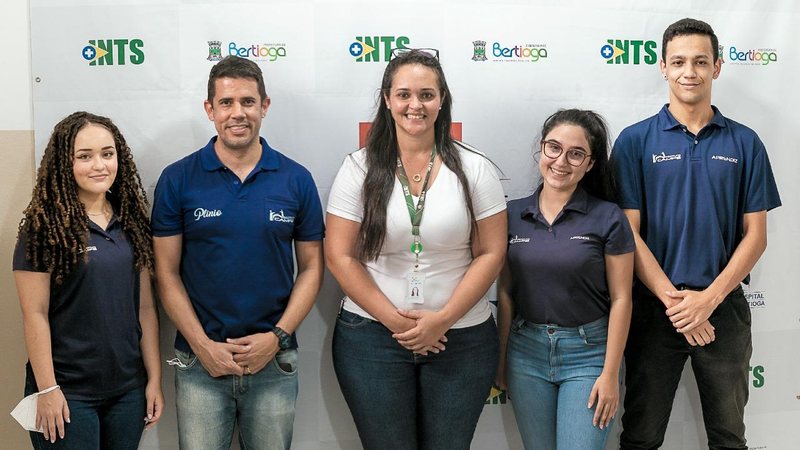 Parceria entre o Campb e o INTS foi firmada na segunda-feira (12) Campb Três mulheres e dois homens em foto com o cartaz do Campb e INTS atrás - Divulgação